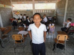 Gustavo posere i skoleuniformen i baggrunden et lettere kaos. Det sket når man arbejder med børn!